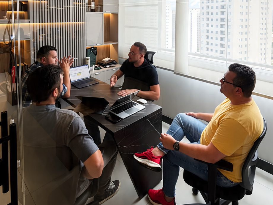 Time Asisto em reunião no escritório